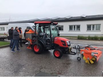 Kioti pomáhá v areálu lékárenského velkoobchodu Phoenix